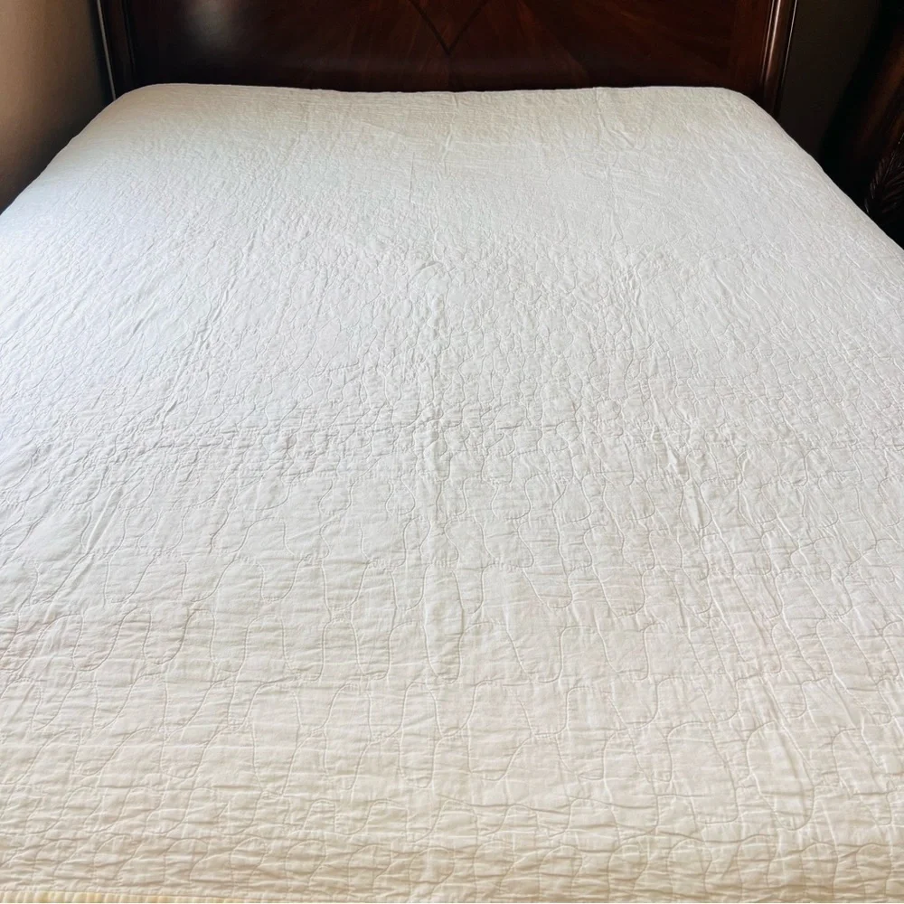 Vintage 1980s Handmade Quilt – 66” x 81” – Peach & Cream Geometric Design